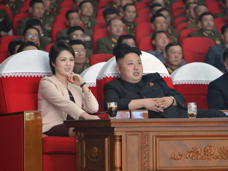 Đại gia đình của nhà lãnh đạo Triều Tiên Kim Jong-un - 9
Vào năm 2012, Truyền thông nhà nước Triều Tiên đã gọi bà Ri Sol-ju là phu nhân của nhà lãnh đạo Kim Jong-un, nhưng không cho biết hai người kết hôn khi nào. Các nguồn tin cho biết họ kết hôn vào năm 2009 hoặc 2010 và bà Ri Sol-ju được cho là đã sinh con gái vào năm 2012. (Ảnh: Reuters/KCNA)