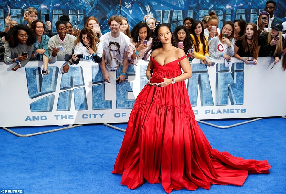 Rihanna bị chê vì váy hở ngực phản cảm - 2
Người đẹp 29 tuổi diện bộ váy đỏ rực của Giambattista Valli và đeo nữ trang Chopard