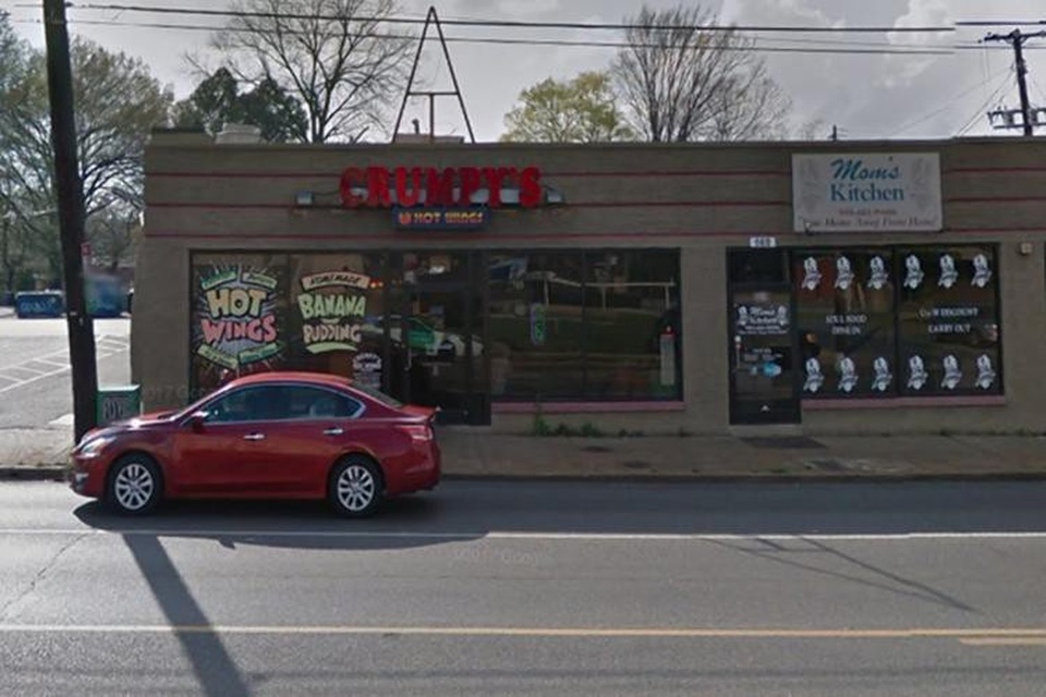 Trước cửa nhà hàng nơi xảy ra sự việc