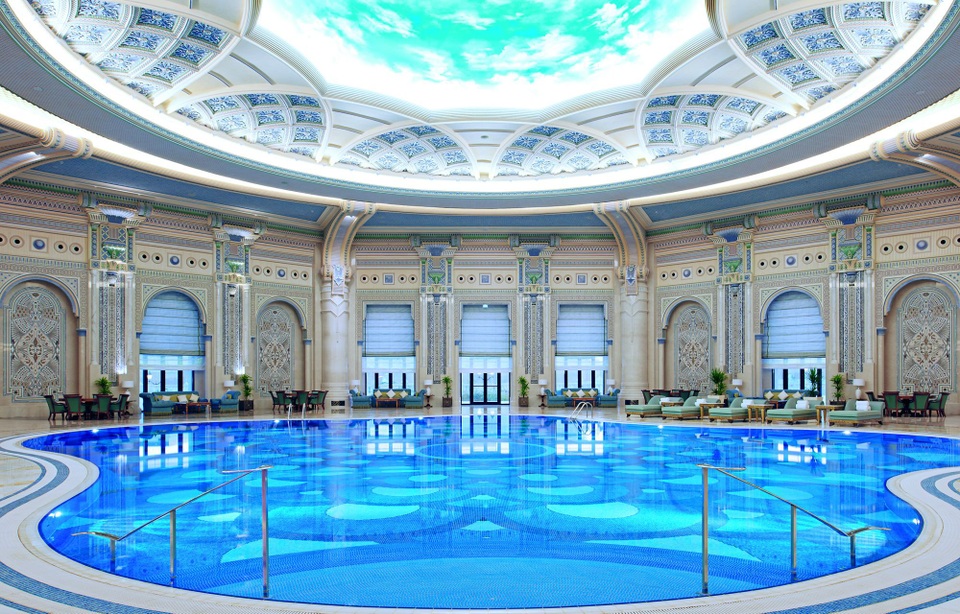 Bên trong khách sạn dát vàng xa hoa cực độ nơi giam giữ Hoàng tử Ả rập - 2 Ritz-Carlton là một trong những khách sạn xa hoa bậc nhất tại quốc gia này