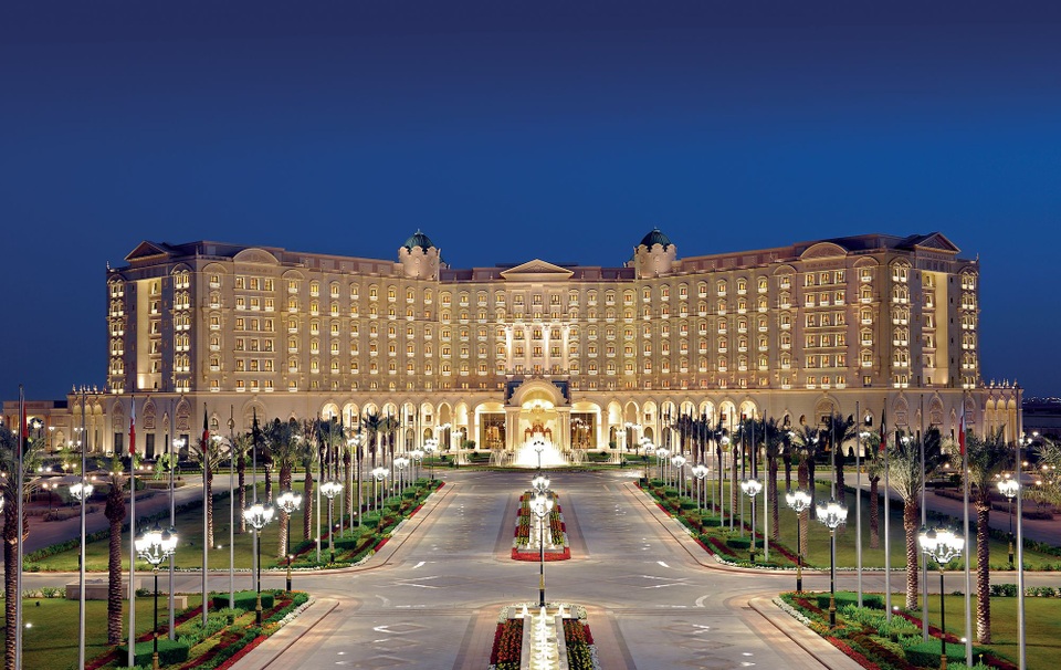 Bên trong khách sạn dát vàng xa hoa cực độ nơi giam giữ Hoàng tử Ả rập - 1 Khách sạn 5 sao Ritz-Carlton hiện đang là nơi giam giữ các nghi phạm là thành viên Hoàng gia vì tội tham nhũng. Đây cũng là tiền lệ chưa từng có ở Arab Saudi