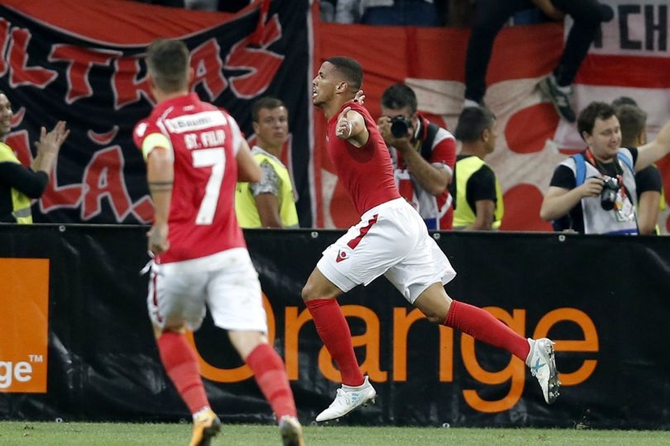 Hổ phụ sinh hổ tử, con trai Rivaldo lập siêu phẩm ở Europa League - 1 Rivaldinho lập siêu phẩm ở Europa League