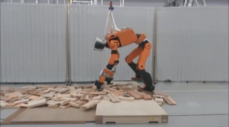 Honda giới thiệu mẫu robot cứu trợ thiên tai - 2
E2-DR cao 168cm và nặng 85 kg.