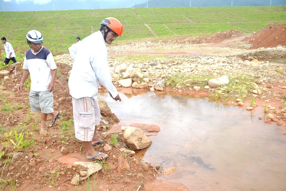 Nước ngầm thấm ra ở gần chân đập hồ chứa nước Thủy Yên, xã Lộc Thủy, huyện Phú Lộc, tỉnh Thừa Thiên Huế
