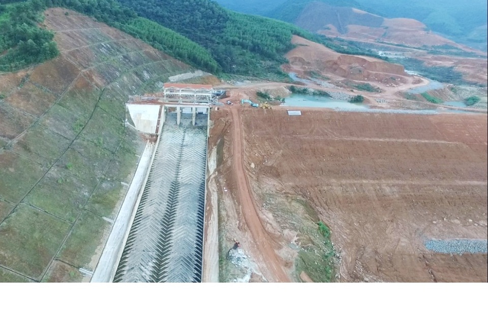 
Đập hồ chứa nước Thủy Yên được chủ yếu làm bằng đất
