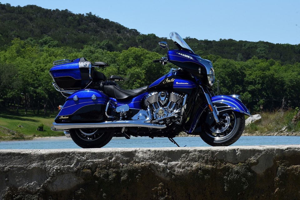 "Soi" danh mục sản phẩm của hãng Indian cho năm 2018 - 1
Indian không được biết đến ở ngoài Mỹ nhiều như Harley-Davidson, nhưng tại thị trường nội địa, thương hiệu Indian còn mang tính biểu tượng nhiều hơn; với hầu như mọi giá trị về thiết kế, các tính năng vận hành đều không thay đổi nhiều qua các giai đoạn khác nhau của nền công nghiệp xe hai bánh.