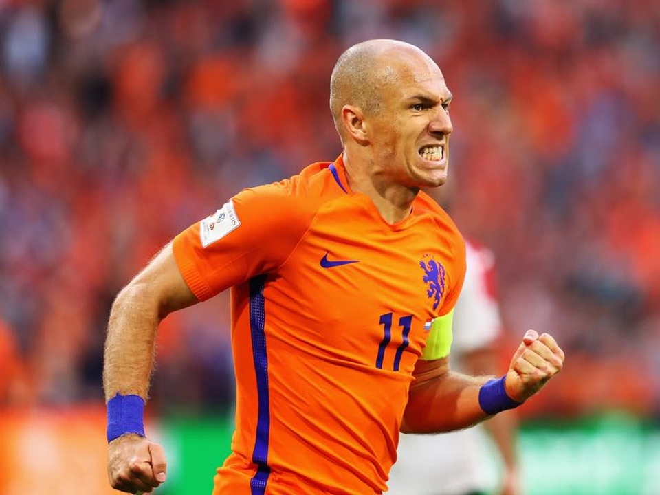 Belarus - Hà Lan: Muốn có lốc, phải gom gió - 1
Tiền vệ Robben của tuyển Hà Lan
