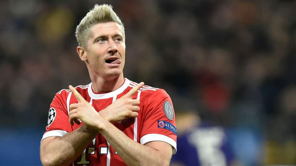 Lewandowski vẫn duy trì phong độ ghi bàn ổn định ở Bayern Munich. Bên cạnh đó, cầu thủ này còn góp công lớn giúp đội tuyển Ba Lan giành vé dự World Cup 2018. Lewandowski đã vượt qua C.Ronaldo trở thành chân sút số 1 vòng loại World Cup 2018 khu vực châu Âu với 16 bàn.
