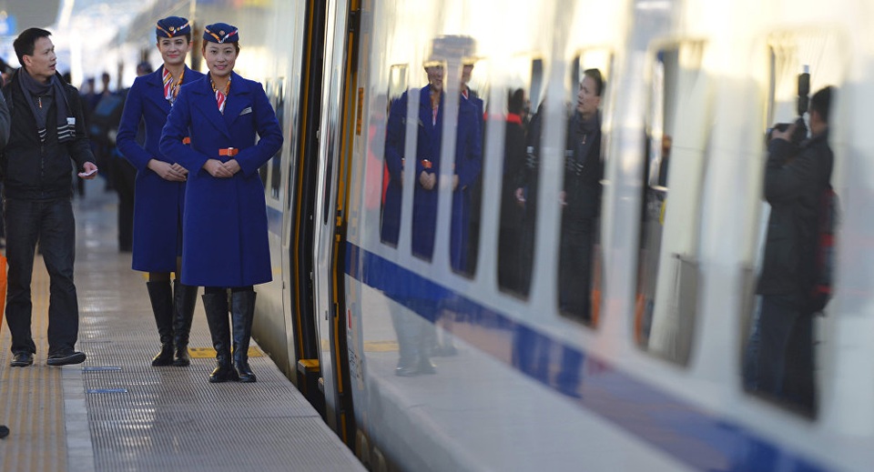 Rô bốt an ninh đầu tiên tuần tra ga tàu của Trung Quốc - 1