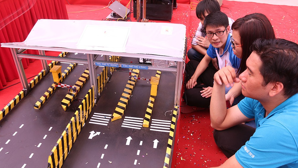 Chiêm ngưỡng những sản phẩm rô-bốt độc đáo của sinh viên Bách Khoa - 5 Mô hình trạm thu phí không dừng ứng dụng công nghệ Active Rfid. Mục đích của đề tài này là nghiên cứu thiết kế mô hình trạm thu phí không dừng ứng dụng công nghệ RFID chủ động (Active RFID). Ưu điểm của công nghệ này so với Passive RFID là bản thân nó tự có nguồn năng lượng và bộ phát giúp nó có thể tự truyền tín hiệu.