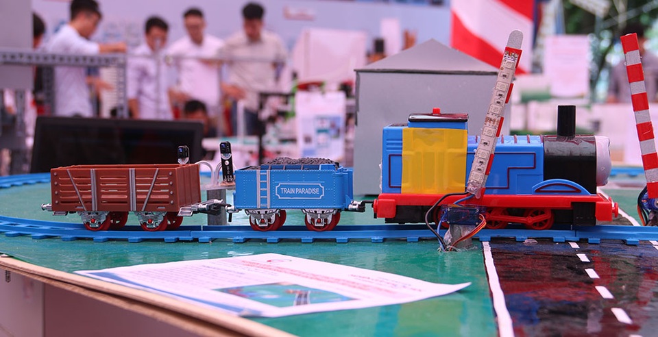Chiêm ngưỡng những sản phẩm rô-bốt độc đáo của sinh viên Bách Khoa - 11 Mô hình điều khiển rào chắn đường sắt tự động.