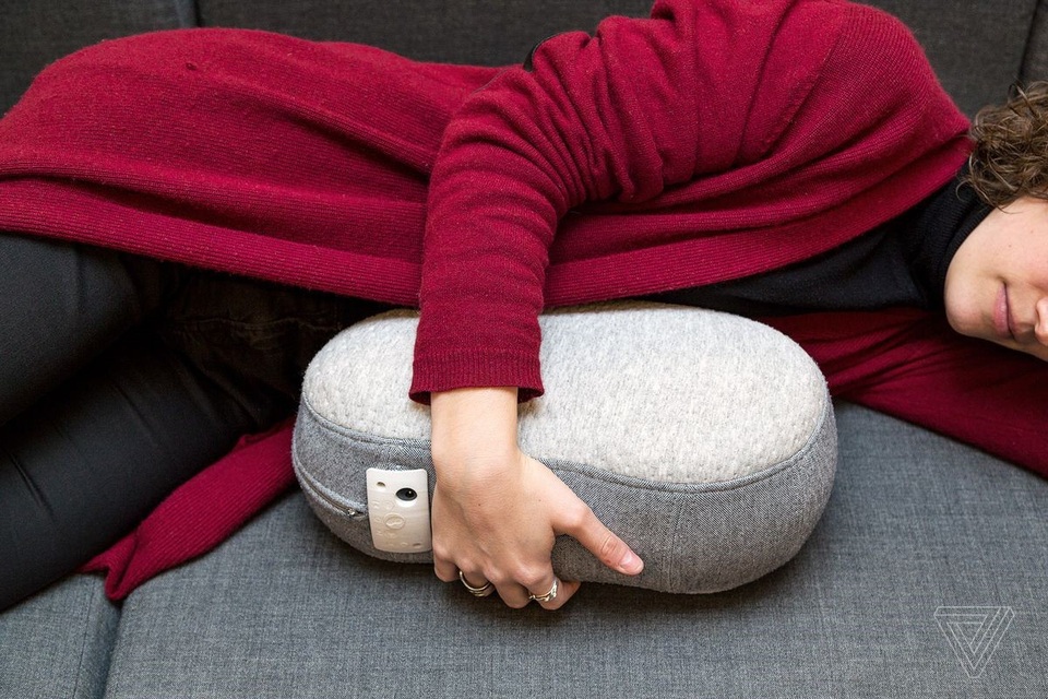 Độc đáo robot ru ngủ bằng cách... thở - 1
Robot ngủ Somnox. Ảnh của James Bareham.