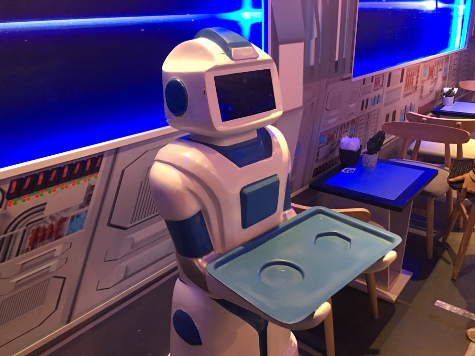 Thích thú với robot bồi bàn ở quán cà phê Hà Nội - 5 Khi nào khách có yêu cầu mới phục vụ bằng robot vì hiện giờ vẫn chỉ để hút khách là chính