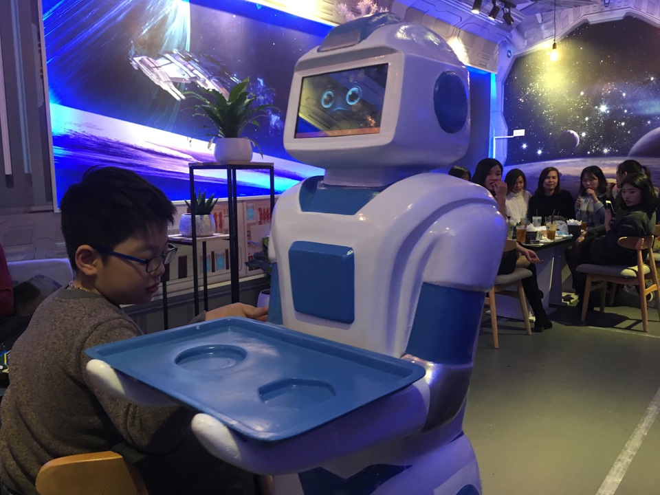 Thích thú với robot bồi bàn ở quán cà phê Hà Nội - 3 Sau khi đưa hàng xong trở về vị trí