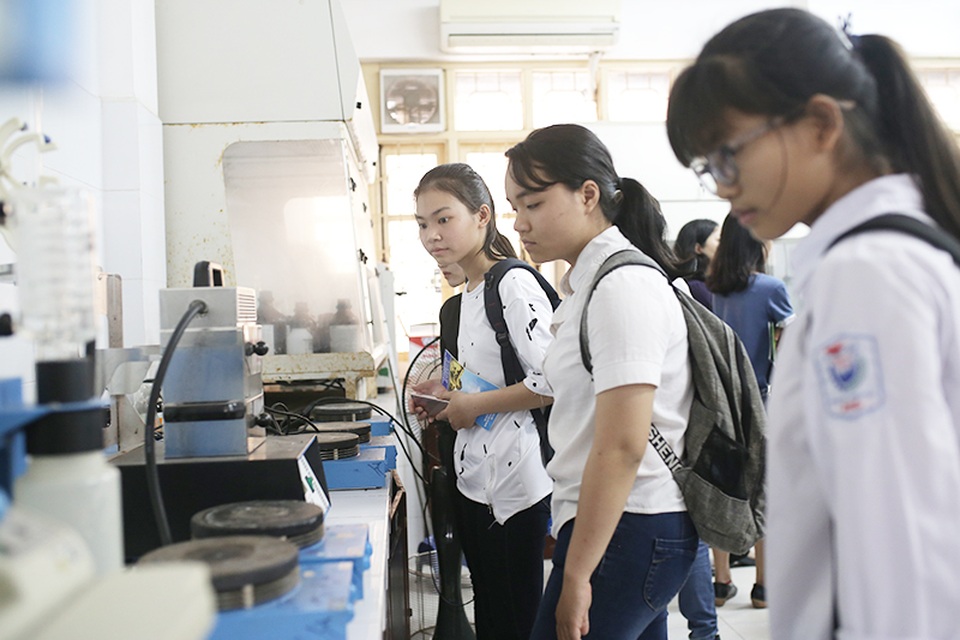 Bạn trẻ Hà Nội thích thú ngắm robot tự ngồi dậy, nhảy múa - 7
Các em cũng được giới thiệu về các cấu tạo, chức năng của các cỗ máy, thiết bị đặc trưng của các khoa, những thắc mắc, ý kiến của các em cũng được các thầy cô giải đáp ngay tại chỗ.