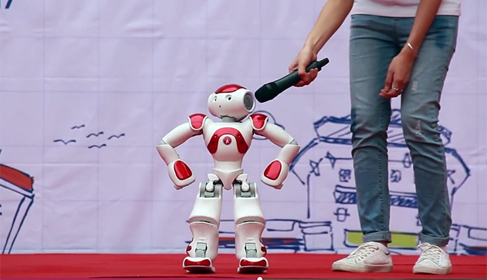 Bạn trẻ Hà Nội thích thú ngắm robot tự ngồi dậy, nhảy múa - 2
Đây là robot thông minh với khả năng nghe, nói 22 ngôn ngữ, nhảy, múa võ, tự đứng dậy khi ngã. Hiện nay, NAO đang hiện diện rộng rãi tại Việt Nam với vai trò “trợ giảng” môn tiếng Anh dành cho trẻ em.
