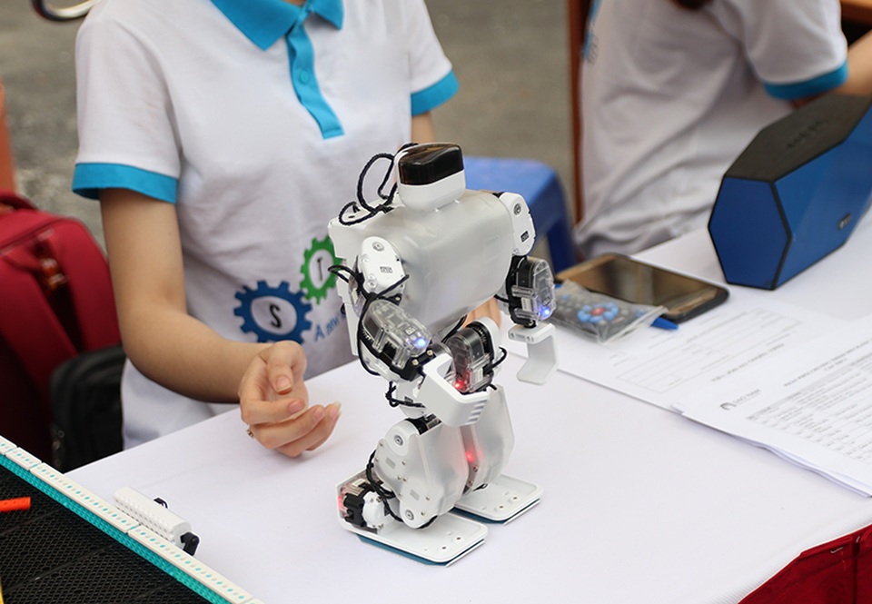 Bạn trẻ Hà Nội thích thú ngắm robot tự ngồi dậy, nhảy múa - 3
Một “người anh em” của NAO cũng thu hút sự chú ý của nhiều bạn học sinh đến Ngày hội thông tin.