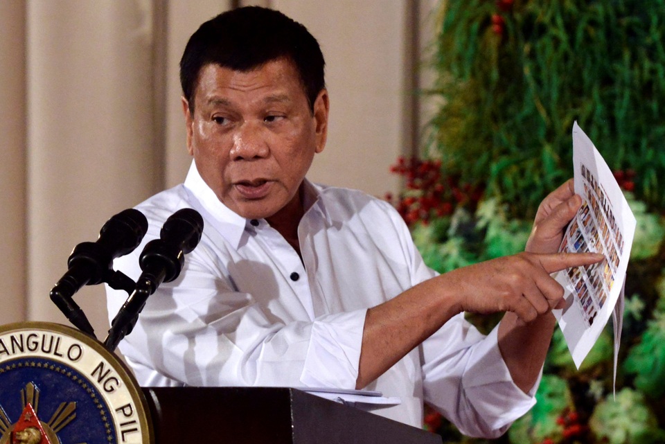 Tổng thống Philippines dọa xử tử các quan chức dính líu ma túy - 1 Tổng thống Rodrigo Duterte cầm trên tay danh sách các cá nhân được cho là có dính líu đến ma túy tại Philippines trong bài phát biểu ở Điện Malacanang, Manila, Philippines hồi tháng 12/2016 (Ảnh: Reuters)