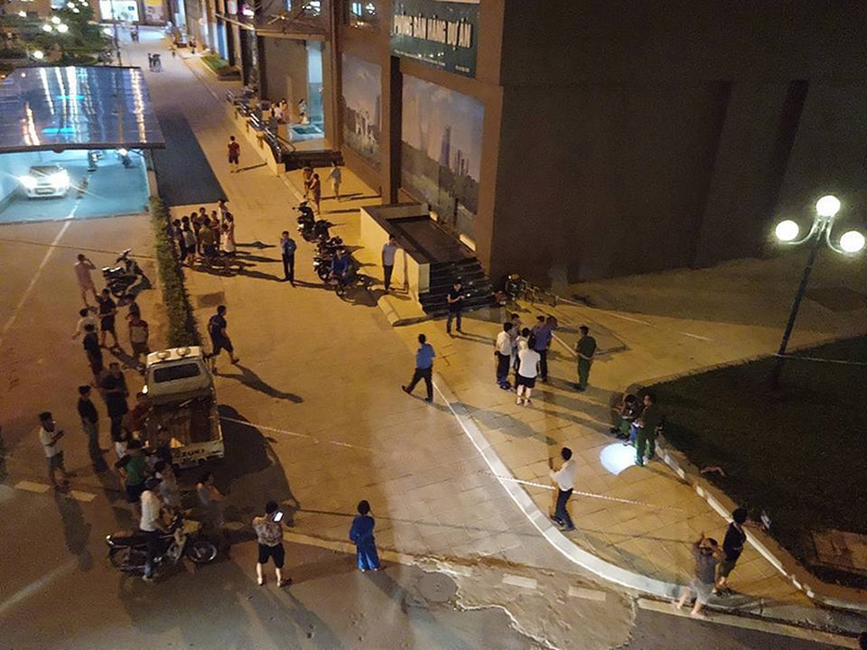 Hà Nội: Một phụ nữ tử vong, nghi rơi từ tầng 19 chung cư - 1 Hà Nội: Một phụ nữ tử vong, nghi rơi từ tầng 19 chung cư - 1