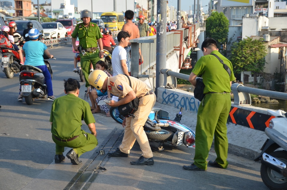 Hai thanh niên ngã văng khỏi cầu: Tai nạn đã được báo trước! - 1 Công an khám nghiệm hiện trường vụ tai nạn khiến 2 thanh niên văng khỏi cầu Nguyễn Văn Cừ vào chiều 17/4