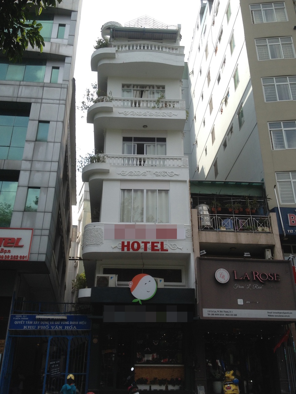 Du khách nước ngoài rơi từ tầng 5 khách sạn - 1 Khách sạn nơi người đàn ông rơi xuống đất