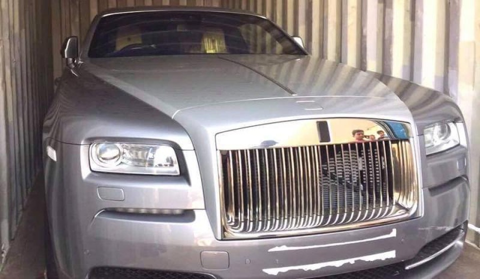 Nhà ngoại giao Triều Tiên bị cáo buộc buôn lậu xe sang tại Bangladesh - 1 Siêu xe Rolls-royce do nhà ngoại giao Triều Tiên buôn lậu bị tịch thu tại Bangladesh (Ảnh: Dhaka Tribune)