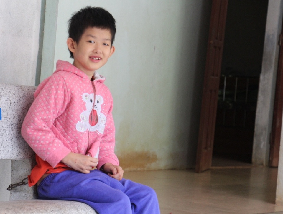 Em Hà Phương năm nay 9 tuổi bị bại não. Em được gia đình gửi vào Trung tâm tâm mồ côi Khuyết tật Hồng Phúc được hơn 1 năm