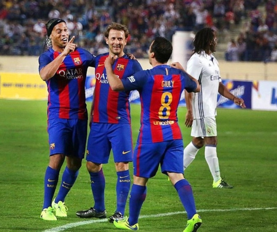 Pha kiến tạo siêu đẳng của Ronaldinho ở trận El Clasico huyền thoại - 1 Ronaldinho rực sáng ở trận đấu với huyền thoại Real Madrid