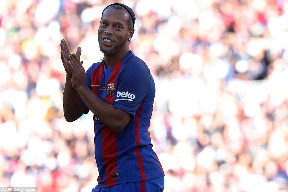 Ronaldinho lừa bóng điệu nghệ, khiến huyền thoại MU… chóng mặt - 1 Ronaldinho vẫn thể hiện chất nghệ sĩ dù bước qua đỉnh cao sự nghiệp từ lâu