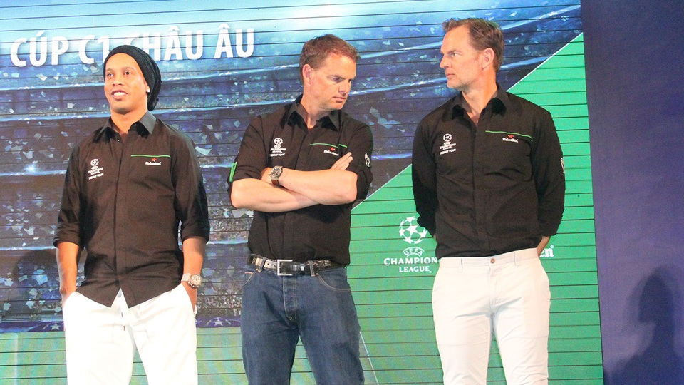 Ronaldinho: “Người Việt Nam mê bóng đá hệt dân Brazil” - 3 Cùng xuất hiện với Ronaldinho có anh em sinh đôi nhà De Boer (ảnh: Trọng Vũ)