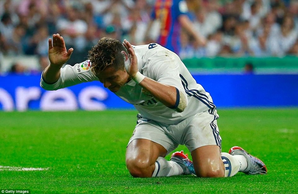 C.Ronaldo cáu tiết sau khi chứng kiến Messi ghi bàn - 1 C.Ronaldo thi đấu thất vọng trước Barcelona