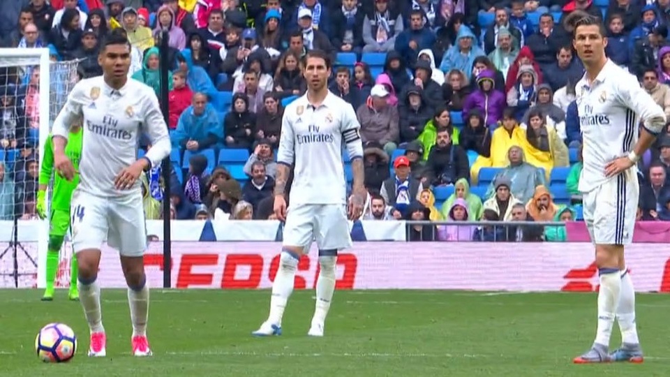 C.Ronaldo cáu tiết với đồng đội vì phá hỏng ý đồ… tẩy thẻ - 1 Casemiro phá hỏng ý đồ tẩy thẻ của C.Ronaldo