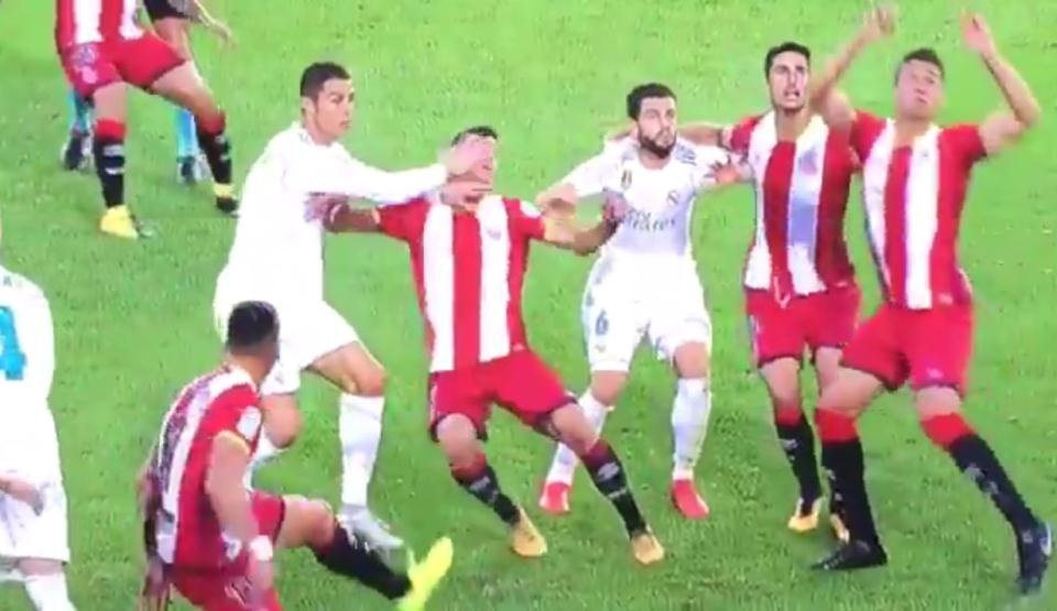 C.Ronaldo đối diện với án treo giò vì hành vi chơi xấu - 1 C.Ronaldo có hành vi xấu chơi với cầu thủ của Girona