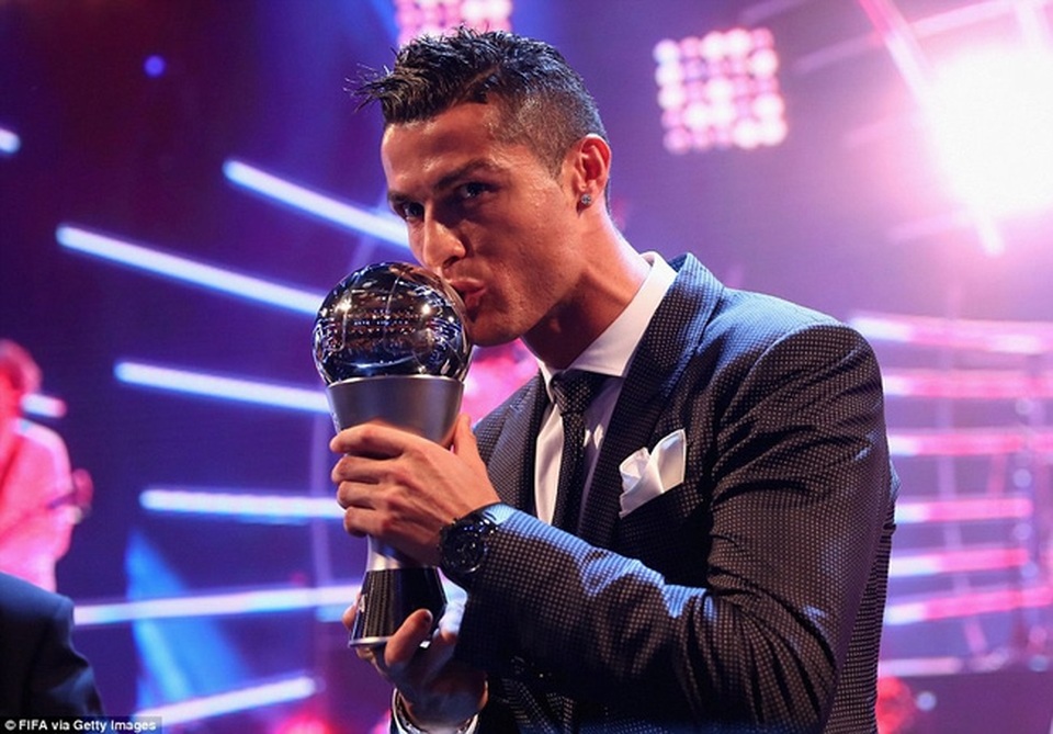 C.Ronaldo giành giải Cầu thủ hay nhất thế giới 2017: Giới hạn nào cho CR7? - 1 C.Ronaldo giành giải Cầu thủ xuất sắc nhất thế giới lần thứ 5 trong sự nghiệp