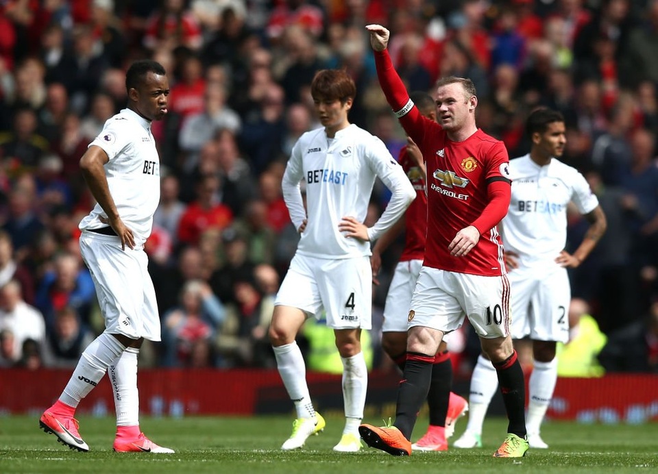 MU 1-1 Swansea: Chia điểm xứng đáng - 3
Rooney ăn mừng sau khi sút phạt đền thành công