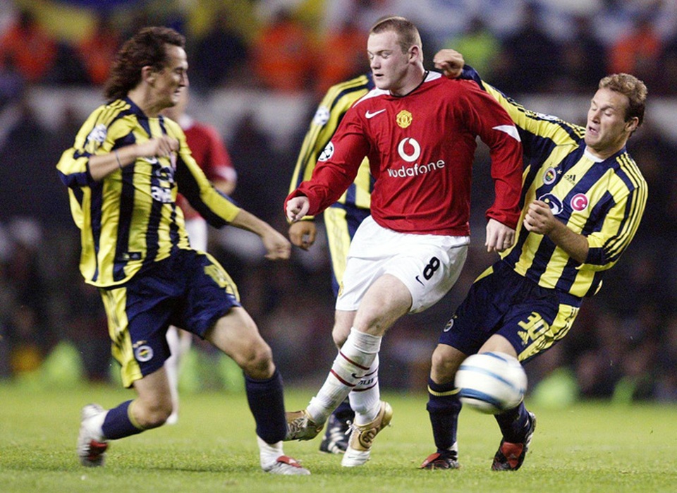 Wayne Rooney cập bến MU sau Euro 2004 với sự kỳ vọng lớn. Cầu thủ này đã có sự khởi đầu như mơ ở Old Trafford. Ngay trong trận ra mắt Quỷ đỏ, Wayne Rooney đã lập hat-trick vào lưới Fenerbahce tại Champions League trong chiến thắng 6-2 của MU. Bàn thắng này giúp chân sút người Anh lập kỷ lục cầu thủ trẻ nhất ghi 3 bàn thắng trong trận đấu ở Champions Leage (18 tuổi 335 ngày). Dù MU gây thất vọng ở mùa 2004/05 nhưng Rooney đã thi đấu tốt. Cuối mùa, cầu thủ này đã nhận giải Cầu thủ trẻ xuất sắc nhất Premier League.