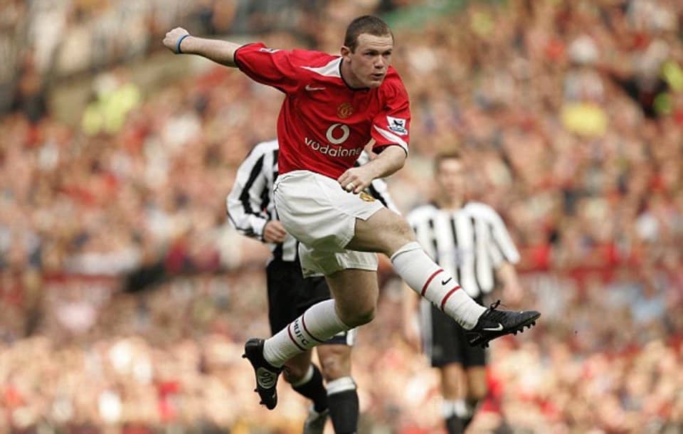 Thời đỉnh cao, Wayne Rooney đã lập không ít siêu phẩm, trong đó, cú vô lê siêu hạng vào lưới Newcastle (năm 2005) hẳn vẫn còn đọng lại trong ký ức nhiều người. Đó là bàn thắng cho thấy đẳng cấp cao của Wayne Rooney. Sau khi nhận bóng từ pha trả ngược của đồng đội, tiền đạo người Anh đã vung chân vô lê từ cự ly 25 mét, làm cháy lưới thủ thành Shay Given.