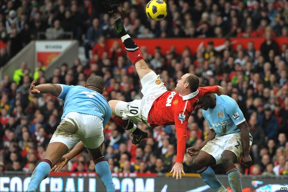 Tháng 2/2011, Rooney thực hiện bàn thắng đẹp nhất trong sự nghiệp của mình (vào lưới Man City). Sau khi nhận bóng từ đường chuyền của Nani, Rooney đã tung người thực hiện cú vô lê theo phong cách xe đạp chổng ngược. Thủ thành Joe Hart chỉ biết chôn chân làm nền cho siêu phẩm của “gã Shrek”.