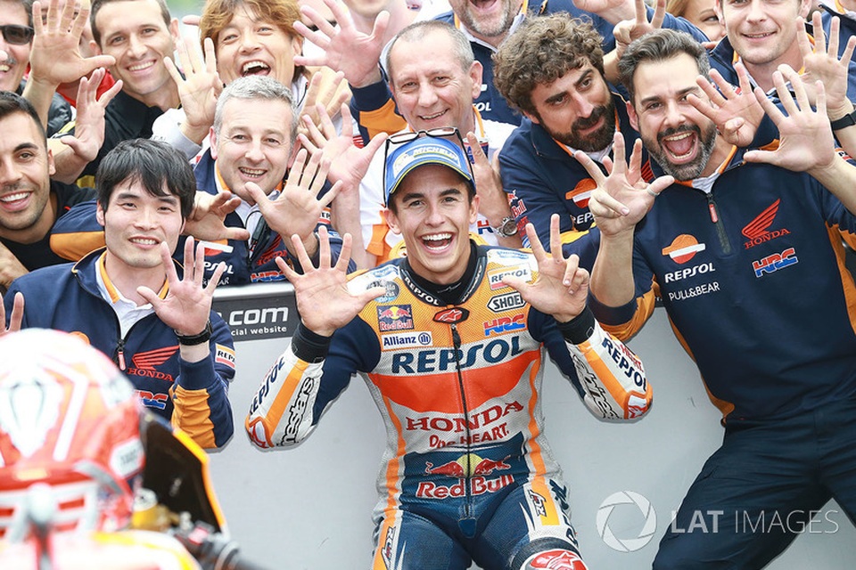 Marquez thắng thuyết phục tại Sachsenring - 6