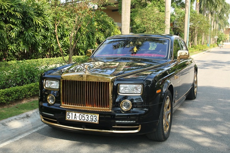 Muôn kiểu dát vàng khoe đẳng cấp của giới nhà giàu Việt - 2 Dù không tiết lộ giá tiền cụ thể cho việc mạ vàng, song người chủ xe này cho biết ông đã phải bỏ ra một số tiền không hề nhỏ. (Ảnh: Khôi Nguyên)