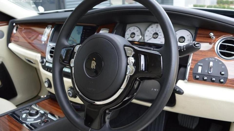 Rolls Royce Ghost giá rẻ giật mình nhưng chỉ nhận thanh toán bằng bitcoin - 3 Nội thất sang trọng với gỗ và bọc da bên trong chiếc Rolls Royce Ghost. (Nguồn: AT)