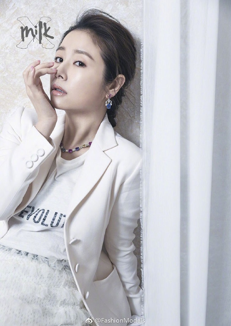 
Trong những bức ảnh thực hiện hồi tháng 4/2017, Lâm Tâm Như khoe làn da mịn màng và thân hình cân đối. Nữ diễn viên 41 tuổi trông trẻ hơn tuổi rất nhiều.
