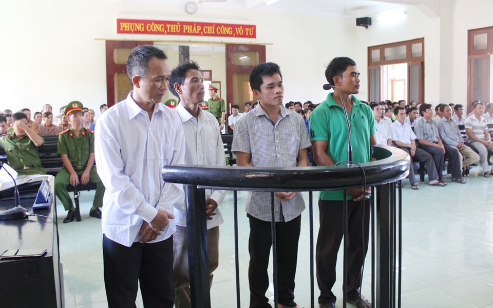 Làm rõ trách nhiệm của nhiều cán bộ tiếp tay phá rừng - 2 Trong phiên xét xử ngày 17/8 TAND tỉnh Phú Yên đã tuyên tổng cộng 30 năm từ cho 4 bị cáo