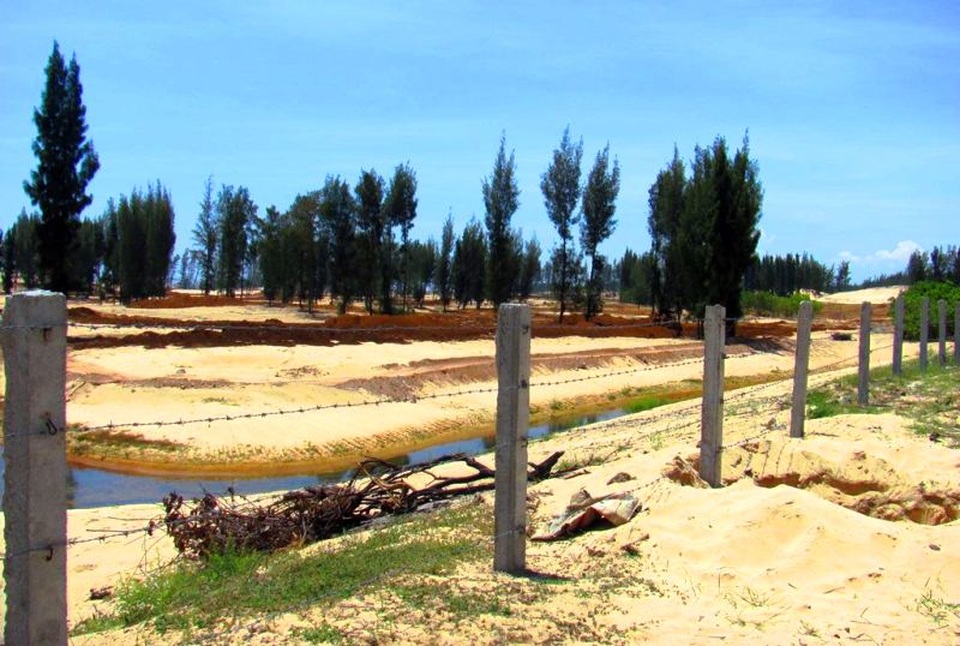Cận cảnh đại công trường phá rừng để... kịp thi hoa hậu - 3
Cánh rừng hơn 30 năm tuổi giờ chỉ con thưa thớt vài cây. Khu vực thi công được bảo vệ bởi hàng rào thép gai.