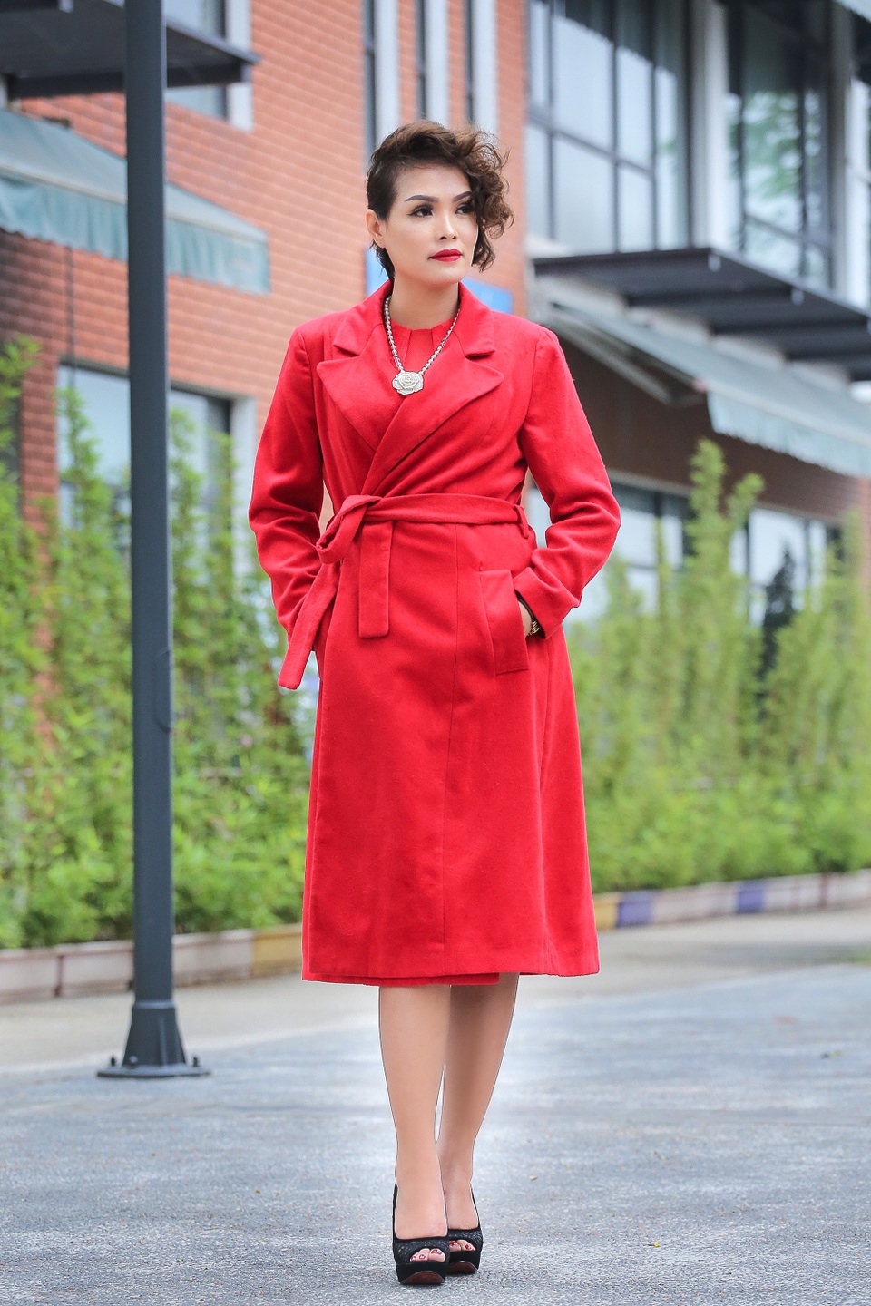 Giáng Sinh rực rỡ của cựu người mẫu Trần Lệ Thủy - 4 
Dù công việc khá bận rộn nhưng Lệ Thủy không vì thế mà chị quên đi bổn phận làm vợ, làm mẹ. Chị vẫn dành thời gian chăm sóc hai đứa con và với chị, gia đình giống như những nốt nhạc giúp chị thăng hoa hơn trong công việc.