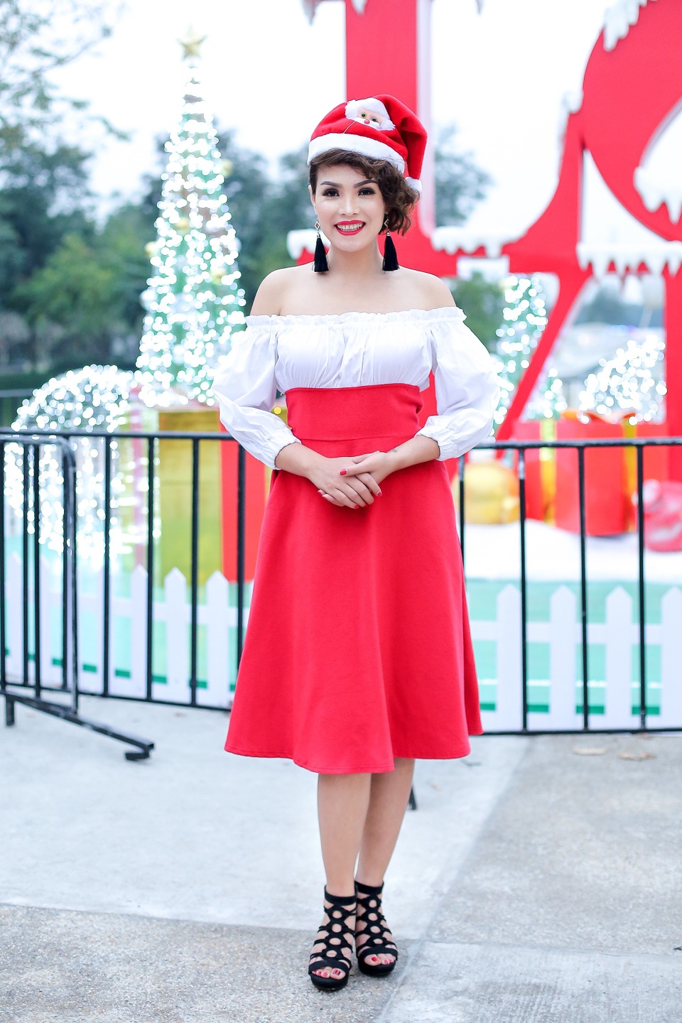 Giáng Sinh rực rỡ của cựu người mẫu Trần Lệ Thủy - 1 
Trần Lệ Thủy từng góp mặt trong các show diễn của NTK Minh Hạnh tại các nước như Nhật Bản, Singapore, Mỹ, Bỉ… Ngoài ra, chị còn xuất hiện trên trang bìa của nhiều Tạp chí nổi tiếng trong nước như Tạp chí Thời Trang Trẻ, Tạp chí Mốt , Phụ Nữ Việt Nam…và làm mẫu cho nhiều Nhà thiết kế trong nước.