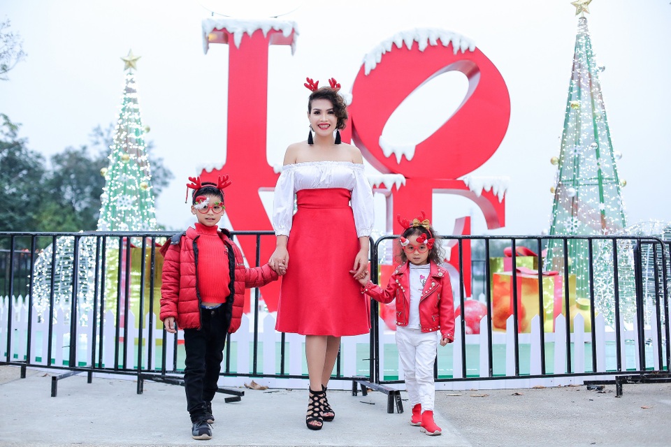 Giáng Sinh rực rỡ của cựu người mẫu Trần Lệ Thủy - 9 
Lệ Thủy hạnh phúc bên hai thiên thần nhỏ.