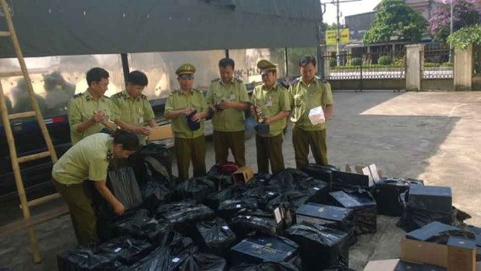 Bắt xe tải chở hơn 400 chai rượu ngoại lậu - 1 Lô rượu ngoại lậu bị lực lượng chức năng Hà Tĩnh bắt giữ