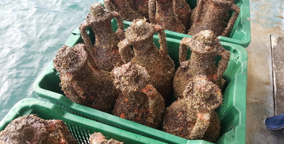 Những chai rượu được vớt lên bờ sau 1-2 năm ủ dưới nước