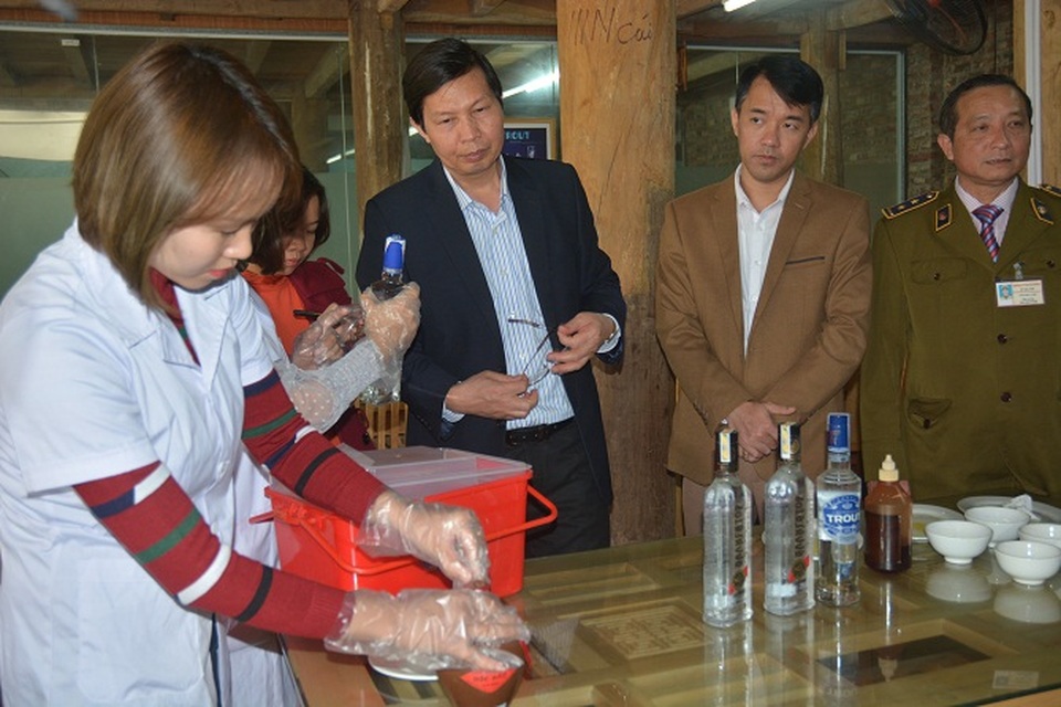 Tiếp tục truy tìm rượu “bẩn” tại vùng trọng điểm - 1 Lấy mẫu rượu test nhanh tại một nhà hàng. Ảnh: CTV